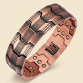 Pulsera cobriza con fondo marfil y luz suave