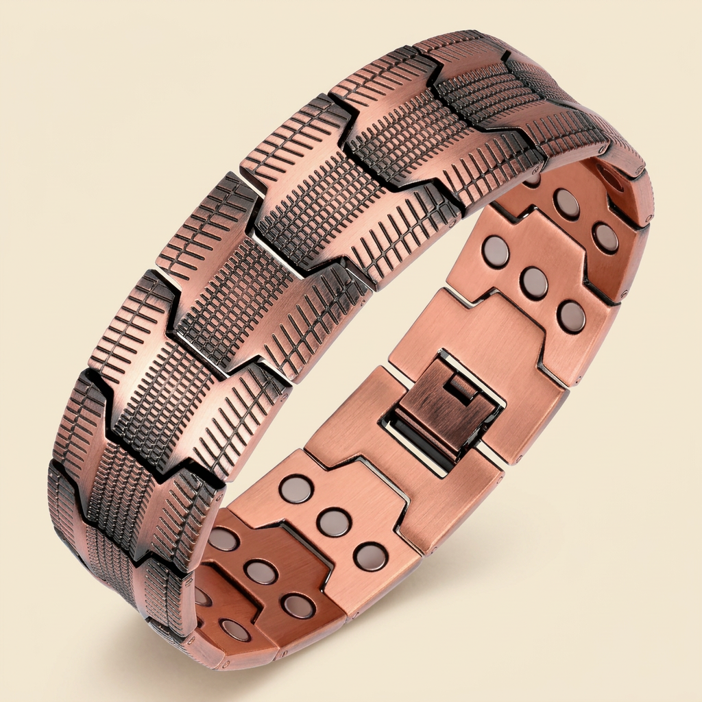 Pulsera cobriza con fondo marfil y luz suave
