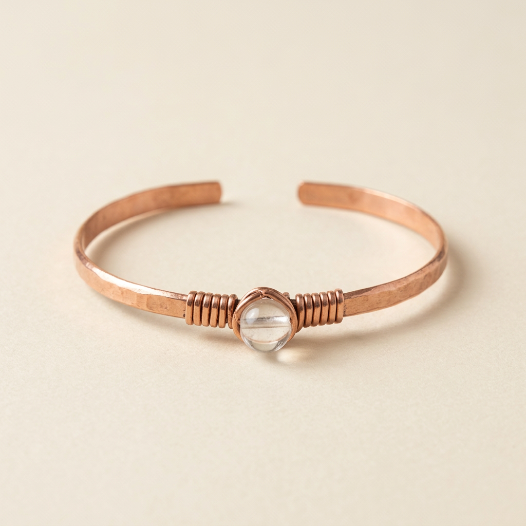 Pulsera de cobre con cuarzo cristal sobre fondo suave